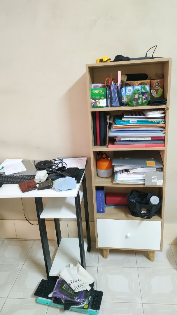 Sản phẩm không giống kích thước như mô tả: chiều rộng kệ chỉ 24cm chứ không phải 30cm như mô tả. Khoảng cách giữa các tấm thang hơi thấp, không đủ cho việc để các tập hồ sơ A4 theo chiều dọc (xếp đứng). Đây là lần thứ 3 mua sản phẩm của IGEA / IGA thì có không hài lòng một chút. Hàng giao thiếu 2 ốc cam để ráp ngăn kéo dưới cùng. Gọi số *** thì hỗ trợ khá là tệ.