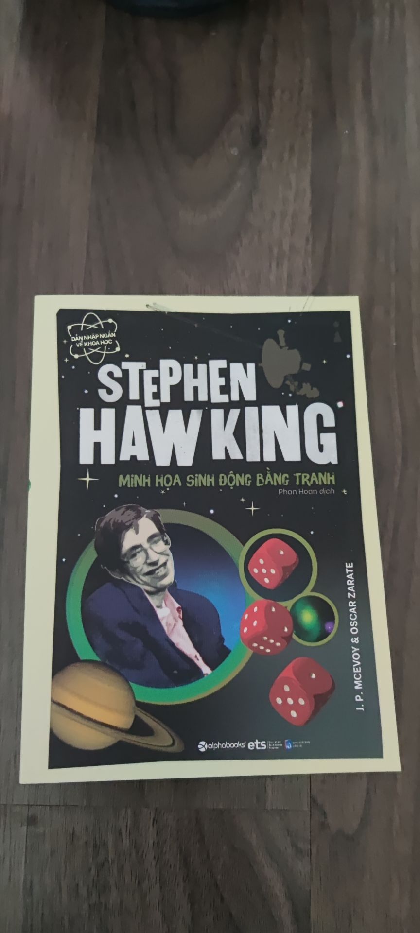 Ông là 1 nhà vật lý thiên tài, có thể sánh ngang Einstein. Học thuyết của ông chủ yếu là nghiên cứu về vũ trụ. Nội dung sách trình bày khá đầy đủ các học thuyết của ông ở dạng rút gọn.