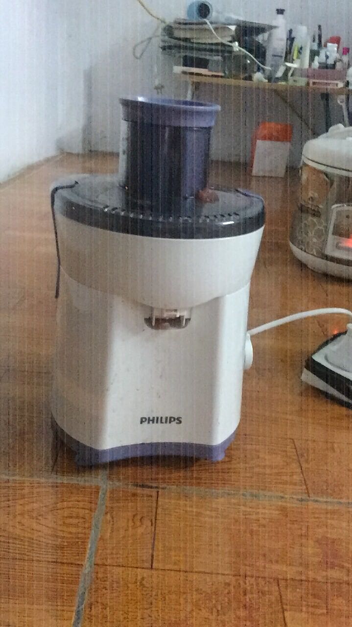 Máy khi ép rung,lúc đầu khởi động bị chệch thân nên mn đừng ép vội, đợi cố định đã, cẩn thận k nước rớt ra sàn. Chủ yếu ép dưa hấu thôi, ép dứa ổi, cà rốt ra nguyên bã còn chưa hết nước, giả sử mất vòi thì hết biết dùng như nào vì k bán kèm phụ kiện huhuhu, bắn toé toe à