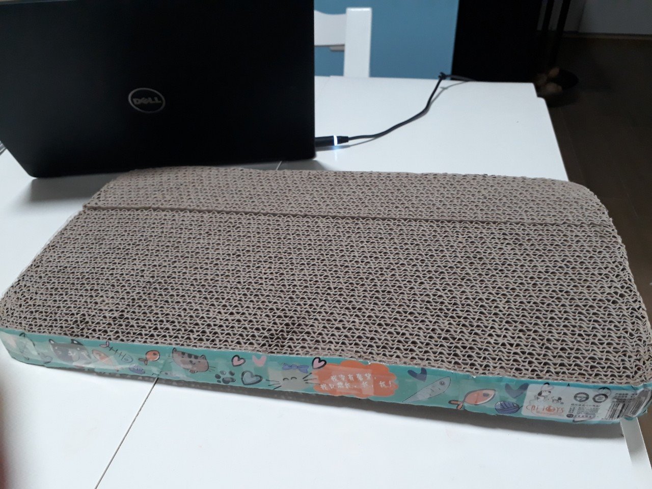 Hàng không giống hình, bị tách 1/3 miếng, phải dán băng dính xung quanh để cố định nhưng cũng ko chắc chắn. Ngoài ra có đặt thêm Dây dắt bản mỏng cho mèo nữa nhưng shop gửi sót.