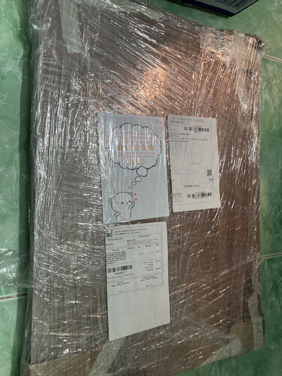 Đóng gói ổn, có dán các góc đễ tấm vãn không bị trầy xước thì phải, lần này thấy giao hàng hơi chậm hơn các lần trước, chọn màu vân đậm nên nhìn khá đẹp ưa mắt.