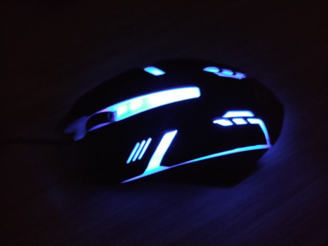 đặt hàng từ 12/8 đến ngày 6/10 mới nhận được hàng, mặc dù dịch nhưng tiki giao hàng kì này hơi lâu. Chuột giá rẻ , nhìn rất đã vì chuột có thể chuyển nhiều màu, lâu dài thì ko biết nhưng hiện tại dùng rất ok hợp lý với giá tiền.