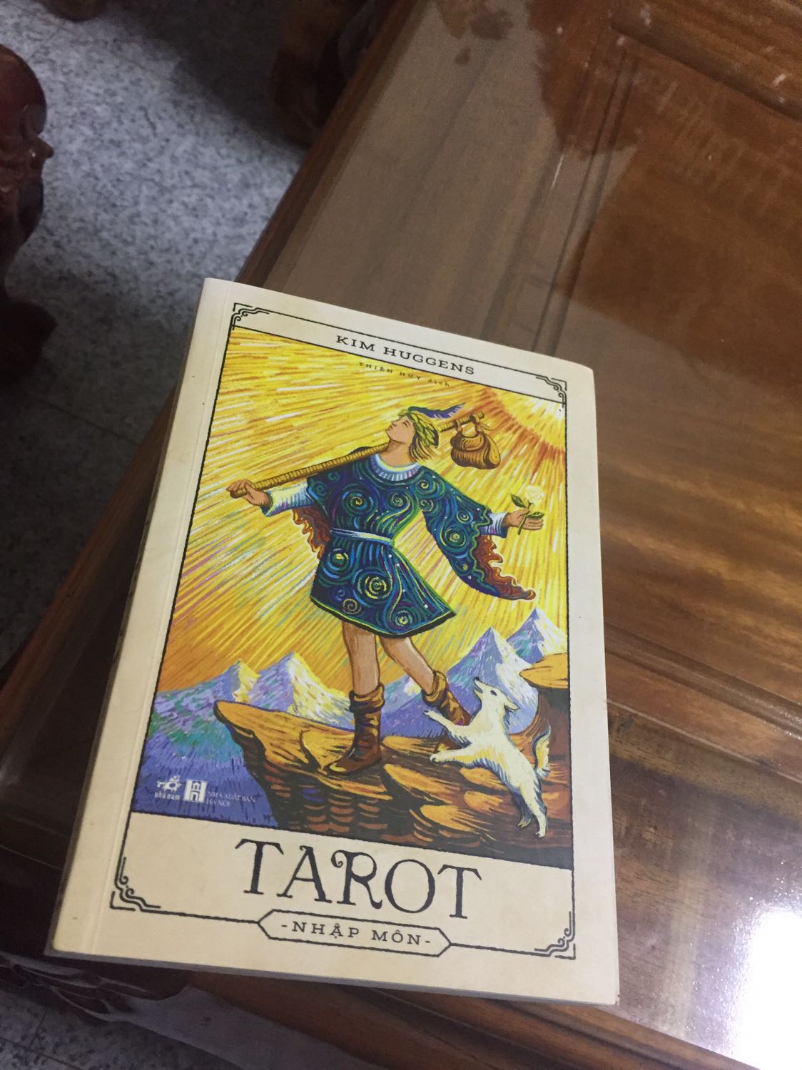 Giao nhanh, ship rẻ ít nhất là trong thời kì giá xăng tăng =))) tuy nhiên sách có hơi móp và gãy nhẹ, hơi bụi trên bề mặt. Tuy nhiên sách khá ổn, ko có bookmark