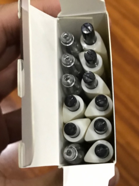 Bút nhẹ, cảm giác cầm ổn, viết êm, mực ra đều