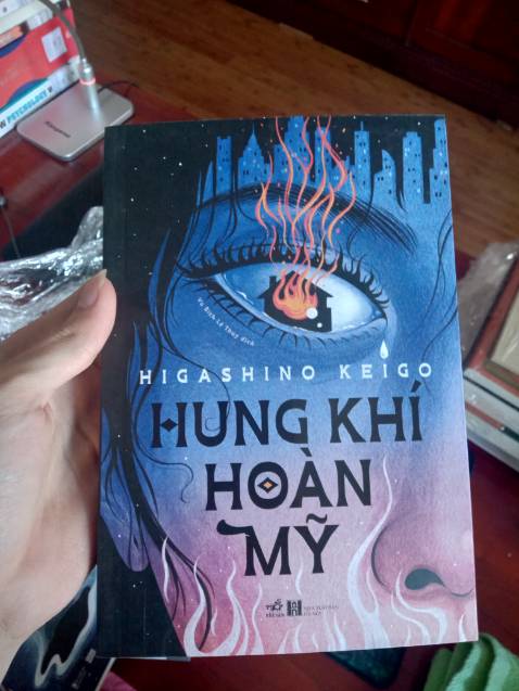 Sách đóng gói cẩn thận, ko quá bụi nhưng mình vẫn phải lau qua.
Nội dung rất hay và như mọi tác phẩm của Keigo, cái kết luôn khiến ta phải bất ngờ và ngỡ ngàng. Nội dung hấp dẫn cho đến trang cuối cùng. Nhưng cái kết tuy có hậu nhưng hơi cụt lủn khiến mình thấy hơi hụt hẫng 
Chấm điểm 9.5/10