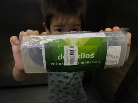 Shop giao hàng nhanh.
Sản phẩm có độ hoàn thiện rất đẹp, kính ôm mắt, không bị nước vào.
Tem phiếu bảo hành đầy đủ.
Đóng gói đẹp, kỹ càng.