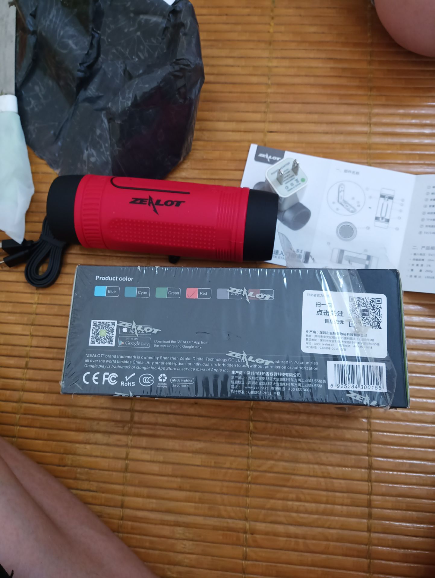 không có thông số dung lượng pin trên hộp vỏ, 
đặt vỏ màu xanh, giao màu đỏ, chưa nói tới chất lượng, nhưng gửi không đúng màu sắc đã nói lên chất lượng dịch vụ quá kém