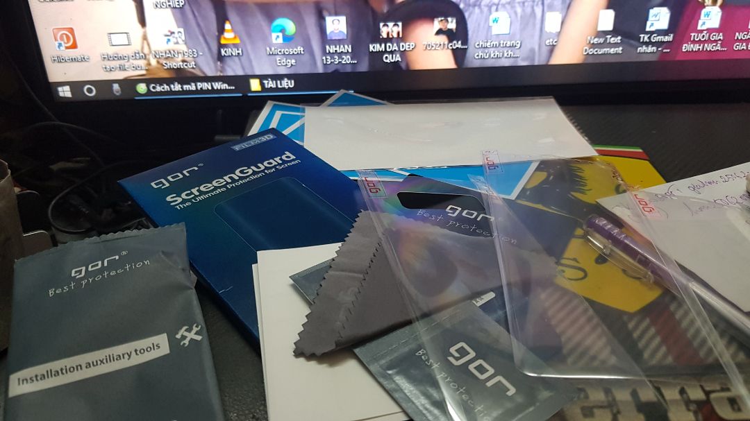 trọn bộ 4 miếng dán, 2 trước 2 sau.kèm vải lau màn nữa,rồi logo.miếng cào để dán, 2 gói gì ko biết. ôi tùm lum full luôn ???