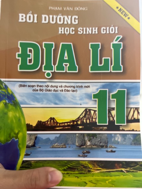 Sách này biên soạn theo chương trình cũ nhưng lại ghi: “biên soạn theo nội dung và chương trình mới của Bộ Giáo dục và đào tạo).