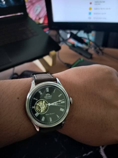 Da thật, đường may tỉ mỉ, nhưng vẫn có một số chỗ bị lỗi nhỏ, dư ba vớ
Dây quá ngắn so với cổ tay, nên không thích hợp dùng khoá bướm và mình đã phải dùng lỗ ngoài cùng của dây để mang