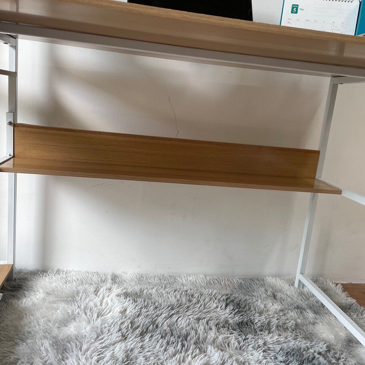 Bàn ổn, lắp hơi phức tạp nhưng shop gửi video hướng dẫn lắp nên ok rồi. Giao cũng nhanh, tạm thời để đồ lên thấy chắc chắn, chưa có vấn đề gì