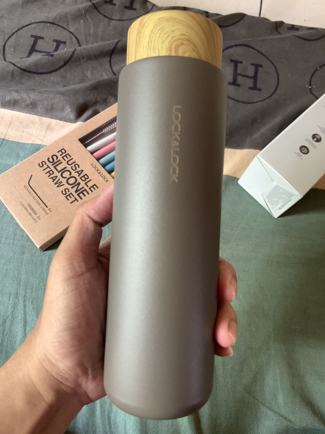 Có ghi hàng cực kì dễ vỡ mà giao đến móp hộp hết, may phía trong không bị gì, ghi nắp gỗ nhưng là hoa văn giống gỗ thôi, nhưng nhìn vẫn đẹp, còn về việc giữ nhiệt thì chưa thử nên chưa ns gì thêm