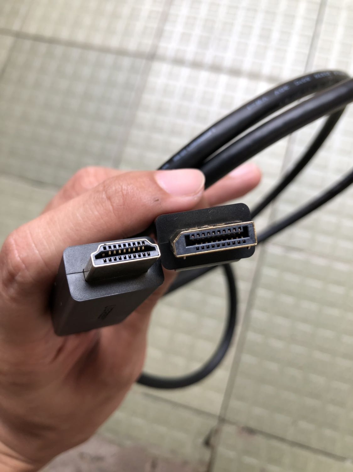 Cáp nhìn rất cứng cáp, xịn sò. Mình mua để kết nối laptop (cổng display port) để nối ra tivi samsung (cổng HDMI).
Hình ảnh xuất ra có thể lên tới độ phân giải 4K, rất sắc nét, không những xuất hình ảnh mà cáp còn xuất được cả âm thanh nữa. Toẹt vời ông mặt trời, có điều dây hơi ngắn, phải mà dài 2m là hoàn hảo.