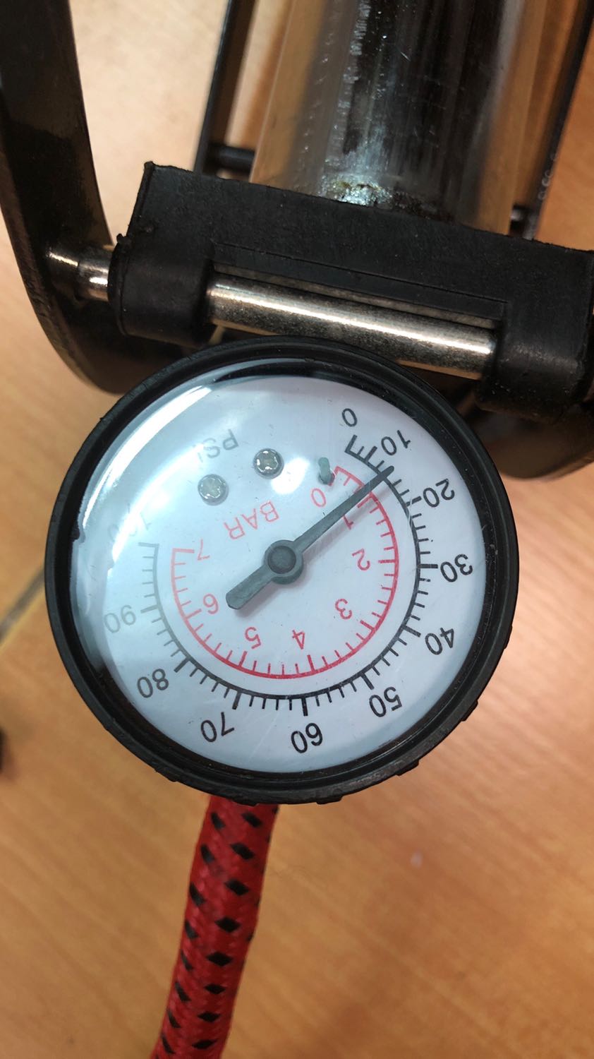 Mới vừa bóc gói và đánh giá luôn. Bơm không lên hơi, kim đồng hồ áp lực không hoạt động. Không hiểu Shop kinh doanh kiểu gì và Tiki kiểm soát hàng chất lượng như thế nào luôn.