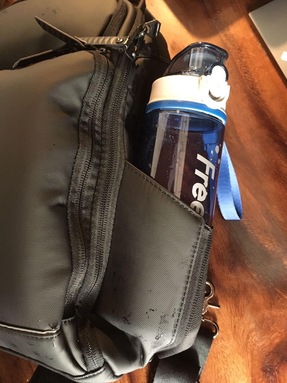 Quá tuyệt vời, chất liệu vải tốt, cứng cáp, có 2 túi đựng nước hoặc đèn pin 2 bên (đựng bình ngắn thôi), bên trong có nhiều ngăn nhỏ đựng phụ kiện, ngăn đựng iPad chỉ vừa iPad Pro 11inch, đó là chưa gồm case, việc lấy ra bỏ vào iPad cũng khó khăn hơn, phải mở rộng khoá kéo ngăn chính mới dễ lấy iPad. Mặt áp vào lưng có nhiều đêm nên chỉ việc áp màn hình iPad vào hướng đó là thay cho case được rồi. Còn lại rất tuyệt.