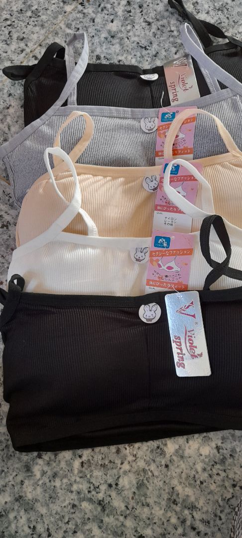 sản phẩm giao k đúng với hình mẫu , đã bảo áo học sinh nhưng lại giao cùng lúc 2 màu đen ,