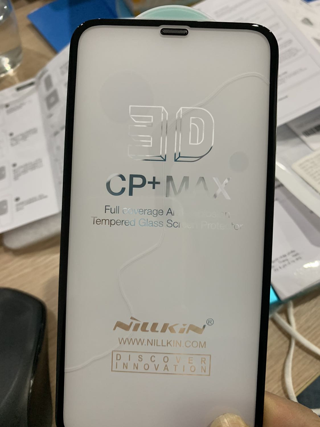 Mua hàng Tiki rất nhiều nhưng lần này quá thất vọng. Kính mua về mới mở ra đã thất vết nứt chạy suốt cả miếng kính, ko sử dụng được. Quá tệ!!!!