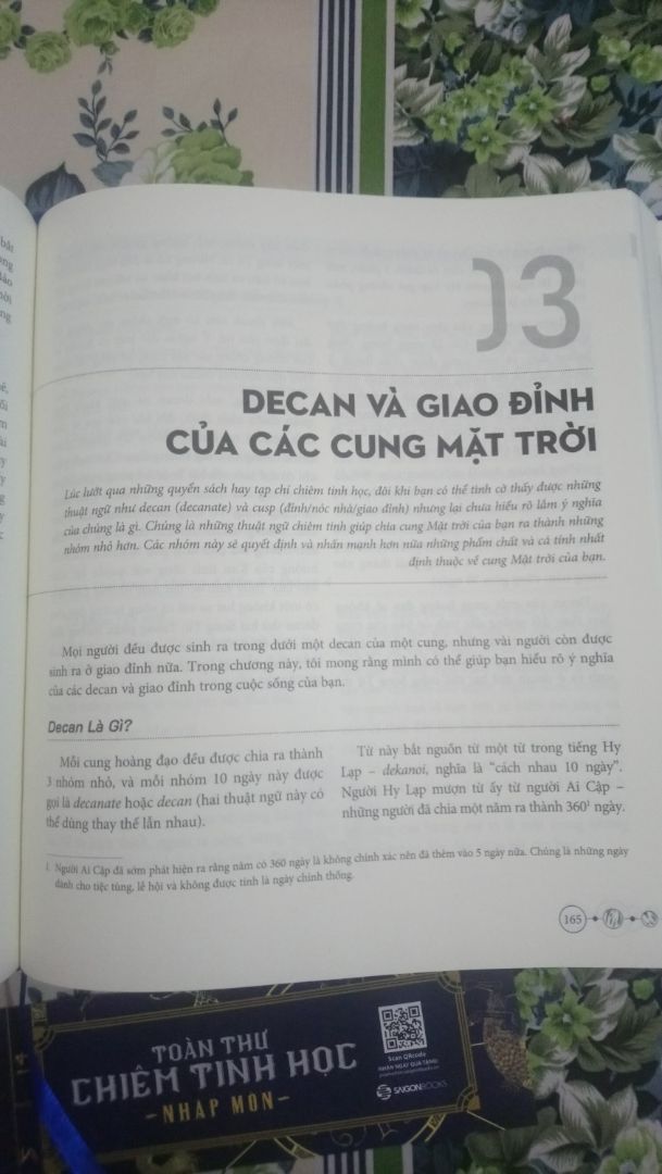 Sách bìa cứng khá dày, bìa in mạ vàng óng ánh và chữ màu xanh dương bóng, giá bìa là 350k nhưng mình mua lúc giảm giá còn được 245k.
Về bên trong thì giấy hơi ngả vàng và mỏng, cá nhân mình thì thích giấy vàng nên không sao. Chữ viết khá nhiều, ít hình ảnh mô tả, hình vẽ các chòm sao thì theo kiểu chân thực. Nếu ai muốn có 1 cuốn Chiêm tinh gối đầu nằm nghiền ngẫm thì ngoài cuốn "Chiêm tinh học - Vận dụng trí tuệ về các vì sao vào đời sống" của tác giả Carole Taylor - AJ dịch thì thêm cuốn này mình nghĩ cũng khá ok. ?
Sách được bao gói rất cẩn thận bằng 1 lớp nylon xung quanh, được tặng 1 bookmark bên trong sách, Tiki giao hàng cũng rất nhanh. ?