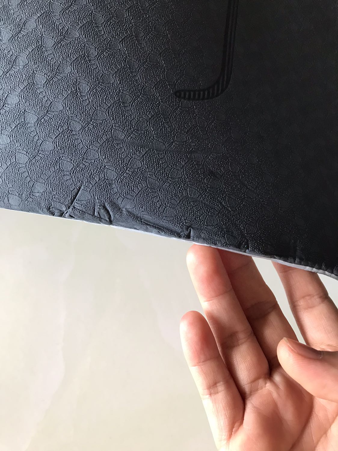 Thảm móp vài chỗ. Góc thảm bong keo. Dịch này điều kiện đi lại khó khăn. Mong shop lựa chọn sản phẩm tốt để khâu giao nhận đỡ vất vả. 
Mình mua hàng tiki nhiều lần nhưng lần này quá thất vọng