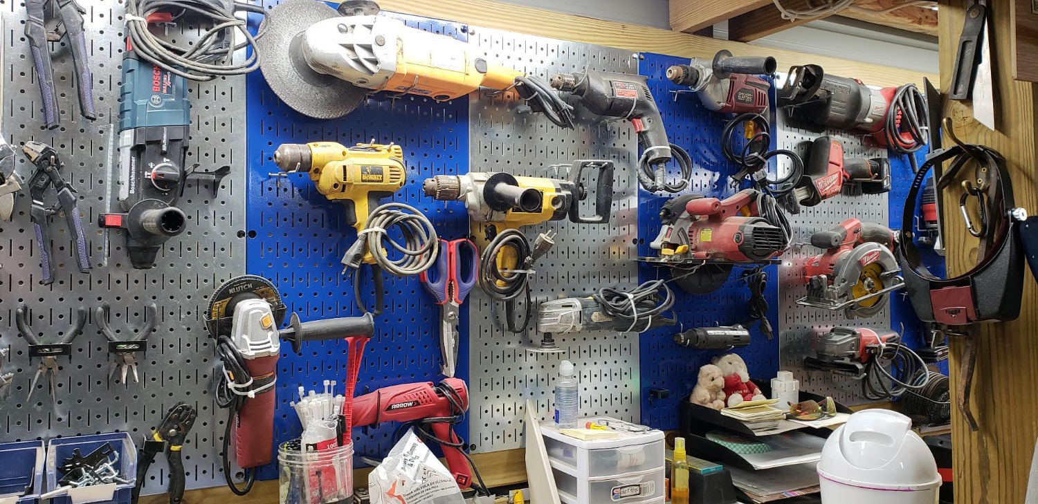 Đáng giá từng cắc. Đã sử dụng nhiều loại bảng móc trước đây nhưng không thể giữ các vật treo tốt và không thẩm mỹ. Lưu ý bảng Pegboard kim loại phải lắp đặt theo phương dọc của khe bảng để sử dụng các móc phụ kiện Pegboard. Đáng giá từng cắc. Đã sử dụng nhiều loại bảng móc trước đây nhưng không thể giữ các vật treo tốt và không thẩm mỹ. Lưu ý bảng Pegboard kim loại phải lắp đặt theo phương dọc của khe bảng để sử dụng các móc phụ kiện Pegboard.