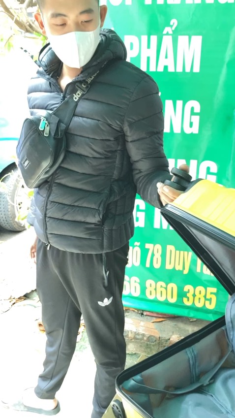 Nhà bán phục vụ kém: đặt combo  29+ 24 thì giao thành 20+ 24 do đó nhà bán thương lượng sẽ đổi LS802 trong đh là size 20 + balo thành size 28 +  balo vẫn màu xanh như khách đặt gồm cả 3 size & 2 mầu  như vậy khách bị thiệt thòi vì size 28 LS1157 ko có nên phải nhận mẫu LS802 xấu hơn nhưng cũng đã đồng ý ~ Thế nhưng shop lại giao khác thỏa thuận: 2 c size 20 & 1c size 24 cả 3 đều màu vàng & mẫu LS802 ddax sai mầu còn thiếu balo đi kèm,….1 câu thôi: shop này buôn bán bầy hầu chụp giựt giao nhầm/giao thiếu nghiệp vụ bán hàng & logistic dáng  01 * thôi !!!!