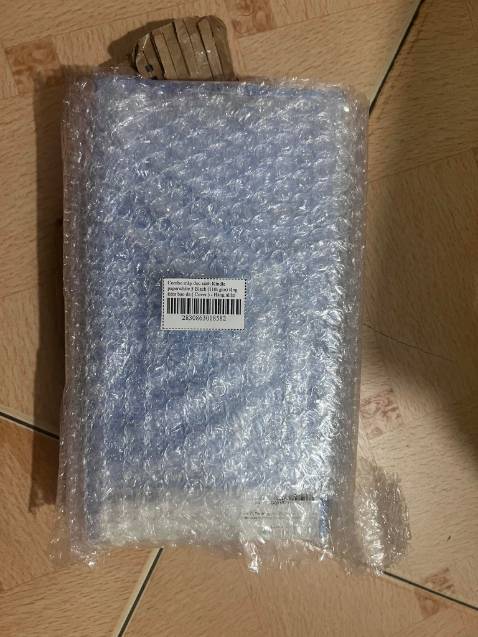 Đây là lần đầu mình mua máy đọc sách Kindle và cũng là lần đầu mình mua hàng giá trị lớn trên Tiki, mình khá hài lòng. TikiNow giao nhanh, nhân viên thân thiện nhiệt tình. Gói hàng được bọc cẩn thận, có dán tem hàng dễ vỡ, máy đọc sách nguyên seal, bao da gắn kèm với máy luôn trong hộp. Đây là bản cho thị trường Nhật nhưng tính năng đầy đủ không khác bản thường. Từ lúc mua máy đọc sách, mình như trở lại thời trẻ thơ, thời còn say mê với những trang sách, thời gian dành cho ***, Youtube,... cũng giảm hẳn. Một sản phẩm đáng mua cho bất kỳ ai có mong muốn tốt hơn mỗi ngày.