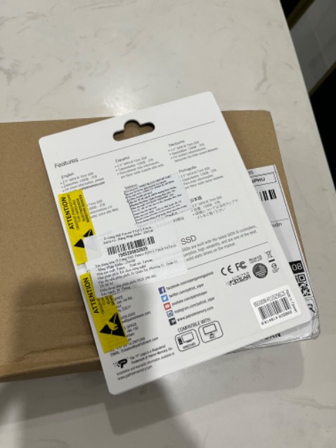 Mình đặt tối khuya, vì tiết kiệm chi phí nên chọn giao hàng tiết kiệm. Vậy mà mới sáng sớm hôm sau Tiki đã giao hàng, thật không uổng công mình ủng hộ tiki mấy năm qua. Ssd Patriot này là ổ thứ 2 mình mua. Tuy nhiên không hiểu sao sau khi cài Windows 10 64 bit và các app hoàn chỉnh, mình tháo tam ra vệ sinh máy, gắn thêm ổ cứng hdd vào là lại bị lỗi Winload.exe. Mình đã tháo hdd ra, cài lại hoàn chỉnh lần nữa, gắn thêm lại ổ hdd vào vẫn bị. Cứ thế cài đi lại ba bận vẫn lỗi vậy. Sau cũng quyết định k gắn thêm lại ổ hdd thì bình thường nên thôi cứ để vậy cho yên.