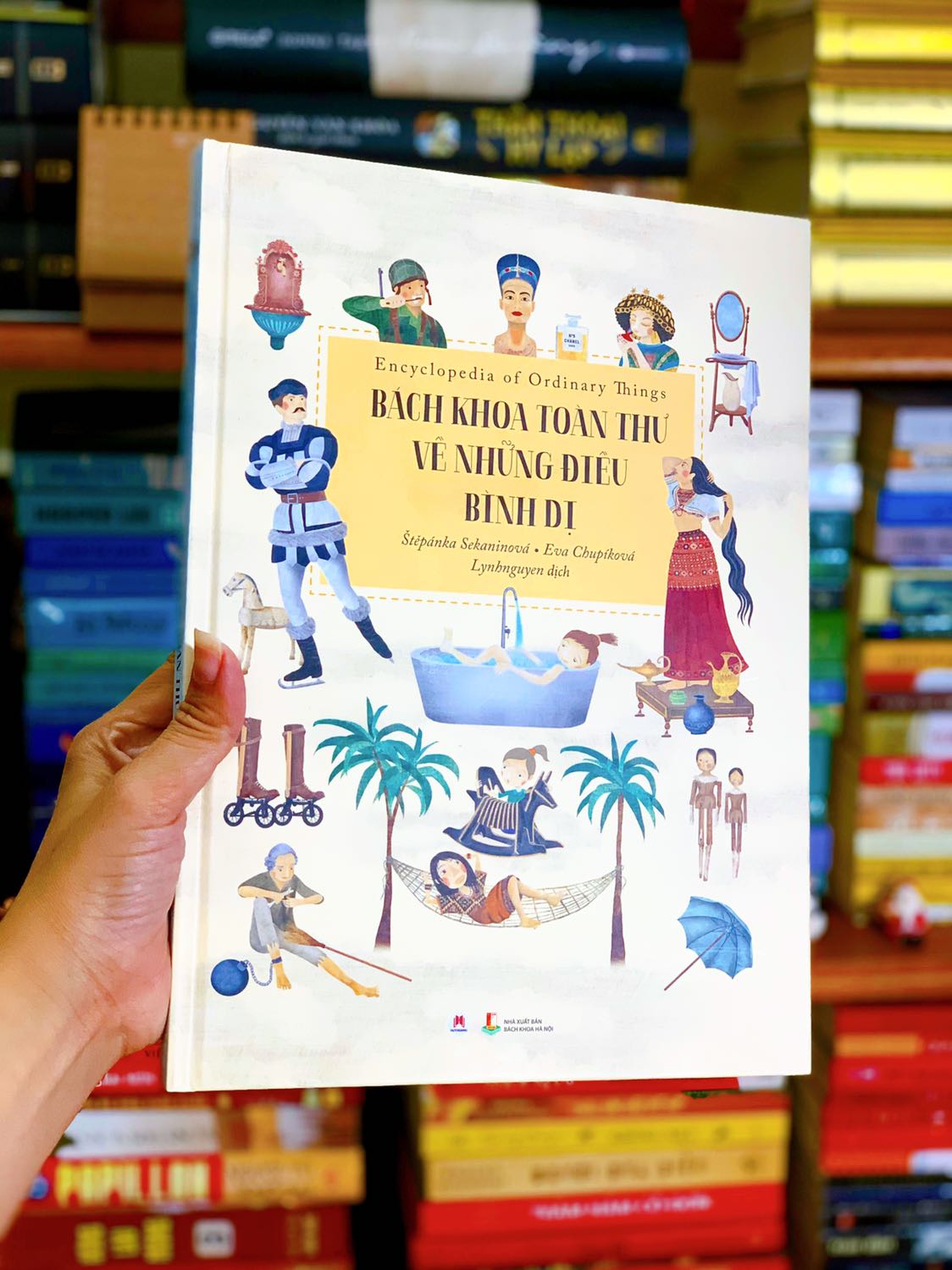 Sách đẹp lắm luôn, hình ảnh minh hoạ vô cùng bắt mắt, sách có khổ to, bìa cứng nữa, cầm rất thích tay. Anh shipper thì thân thiện vô cùng. Tiki đóng gói cũng ok, giao tiêu chuẩn nhưng nhanh ơi là nhanh đã có hàng rồi. Ưng cái bụng ghê luôn.