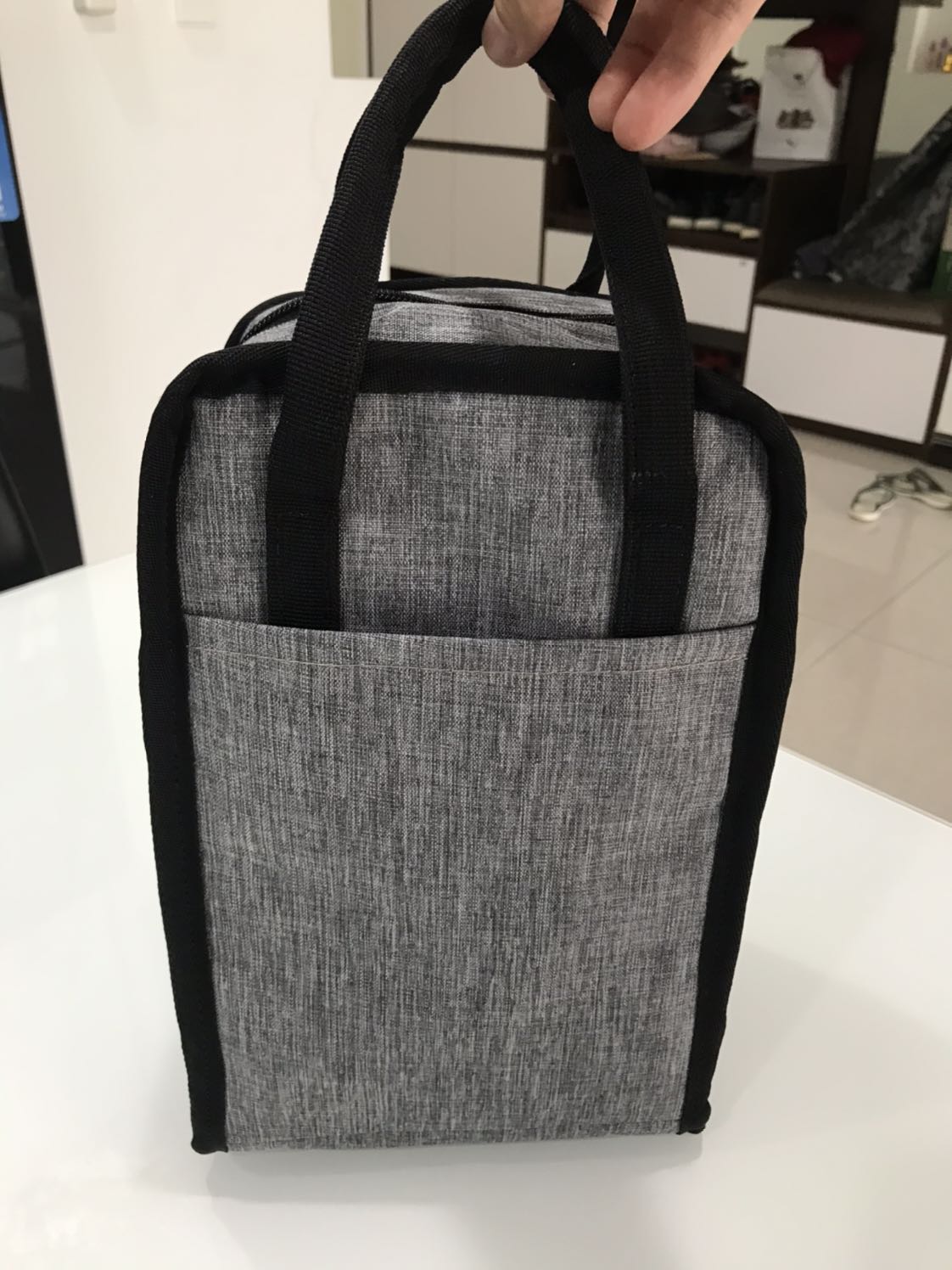 Túi đẹp tuyệt vời . Đựng vừa cặp lồng 4 ngăn của thái lan ,vải chống nước ,chống hôi , mình đã mua 3 sp kích cỡ khác nhau của hãng . Dòng túi đựng đồ vp tốt nhất VN 👍