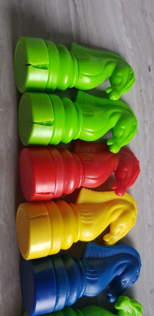 Chân ngựa nứt vỡ mất 1 nửa. Bi rơi cả ra ngoài