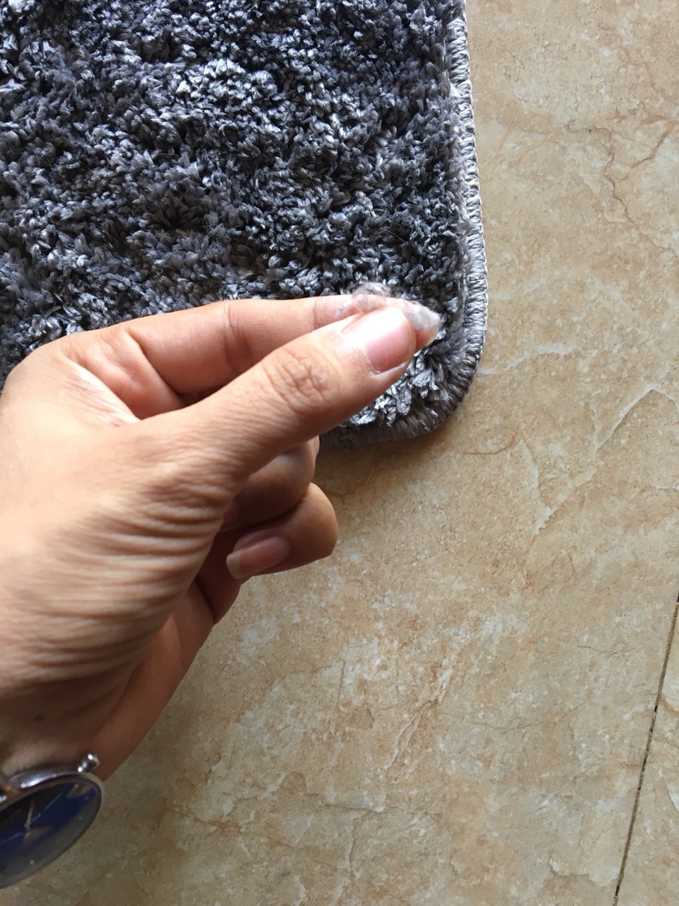 Mới vừa nhận sản phẩm tức thì, hàng k giống với hình ảnh tiki đăng lúc bán. Hàng rất mòng, coi hình chụp có thể thấy đưa lên là nhìn đc lỗ sáng, không có hình may logo hay gì đại loại vậy ở góc thảm, chưa xài chỉ mới khui hàng mà lông đã rớt lả chả, mình đọc review của mọi người trc khi đặt mua, thấy đều hài lòng và có hình chụp giống với hình đăng trên web, nhưng nhận hàng thì ôi thôi. Gọi tổng đài tiki thì kêu cho xem hàng, nhân viên giao hàng của Java thì kêu k dc xem hàng mình mà khui xem hàng k nhận thì anh giao hàng bị phạt rồi bị đền tiền gì tè le lằng nhằng, mình cũng k biết nv giao hàng k liên quan tự nhiên bị phạt, nhưng tiki làm việc với đối tác giao hàng vậy ai dám mua nữa????? tổng đài kêu nhận thanh toán rồi bên tiki sẽ có chính sách đổi trả, kiểm tra hàng trong 48h, hi vọng là đúng như lời tổng đài nói. Mình là khách hàng mua của tiki từ thời tiki chỉ có bán sách, tiki làm ăn kiểu này dần dần chắc chẳng ai dám mua. Mình chọn mua bên tiki vì tiki uy tín, nhưng càng mở rộng, thì uy tín + chất lượng hàng càng giảm.