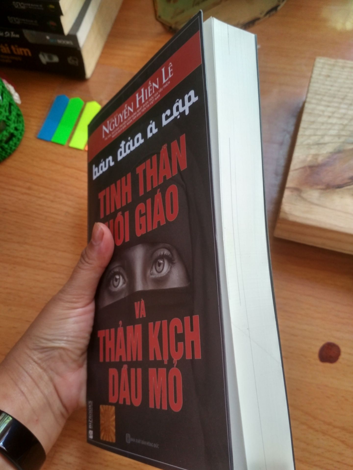 Sách viết cũng lâu rồi, tuy nhiên đọc để tham khảo, để hiểu nhận xét khách quan của cụ Hiến Lê về tình hình thế giới, tình hình Trung Đông, về Hồi Giáo và hệ lụy của dầu mỏ như thế nào.