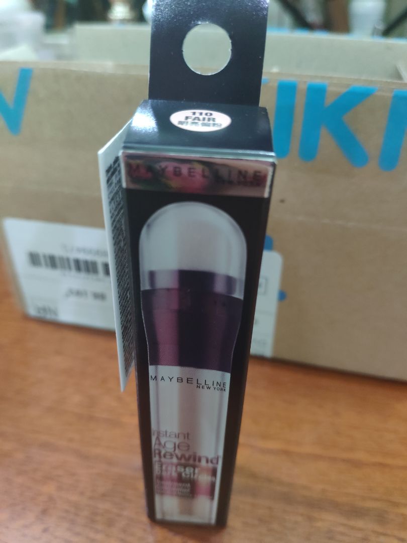 Nhân viên giao hàng thân thiện, dịch vụ của Tiki luôn đúng giờ - sản phẩm được đóng gói cẩn thận và nói chung chưa làm mình thất vọng.
Thuộc tông da trắng nên mình chọn 110 - Fair, để che vài vết mụn li ti và vết thâm nhẹ vì vài đêm ngủ muộn. Tiệp với màu da và dễ tán, với mình sản phẩm này chỉ gặp khuyết điểm là trôi mau hơn nếu hoạt động nhiều, khi da dầu và ra nhiều mồ hôi.
Vì thanh che khuyết điểm nhỏ nhắn, nên cũng tiện để mang theo và mỗi khi cần thì chỉnh lại.
Cùng sản phẩm Fit me 110 - Porcelain, bộ đôi cho mình lớp nền mỏng nhẹ, tự nhiên, phù hợp với makeup hằng ngày.
Được bạn bè giới thiệu và qua sử dụng, thì đây cũng là một sản phẩm đáng để mua đó các bạn nhé!