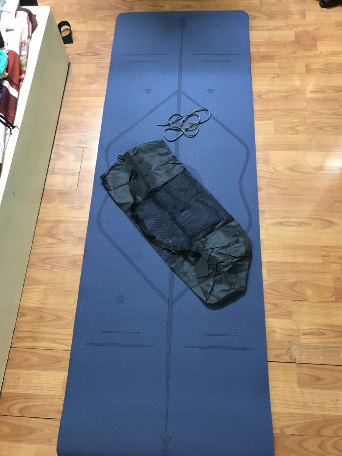 Hàng được đóng gói khá chắc chắn. Chắc vì chắc chắn quá nên 1 số chỗ bị lõm hẳn vào như hình. Nhưng k ảnh hưởng gì lắm. Màu đẹp, đường vân rõ ràng, dày dặn, sờ êm và mượt.