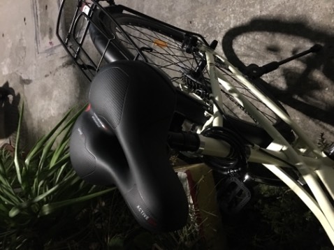 Thay cái yên xe là mọi vấn đề được giải quyết, ngồi nó êm và thoáng mát nữa 😄😃
Mua Tiki cao hơn *** 1 chút, nhưng mình yên tâm hơn về chất lượng. Thanks!