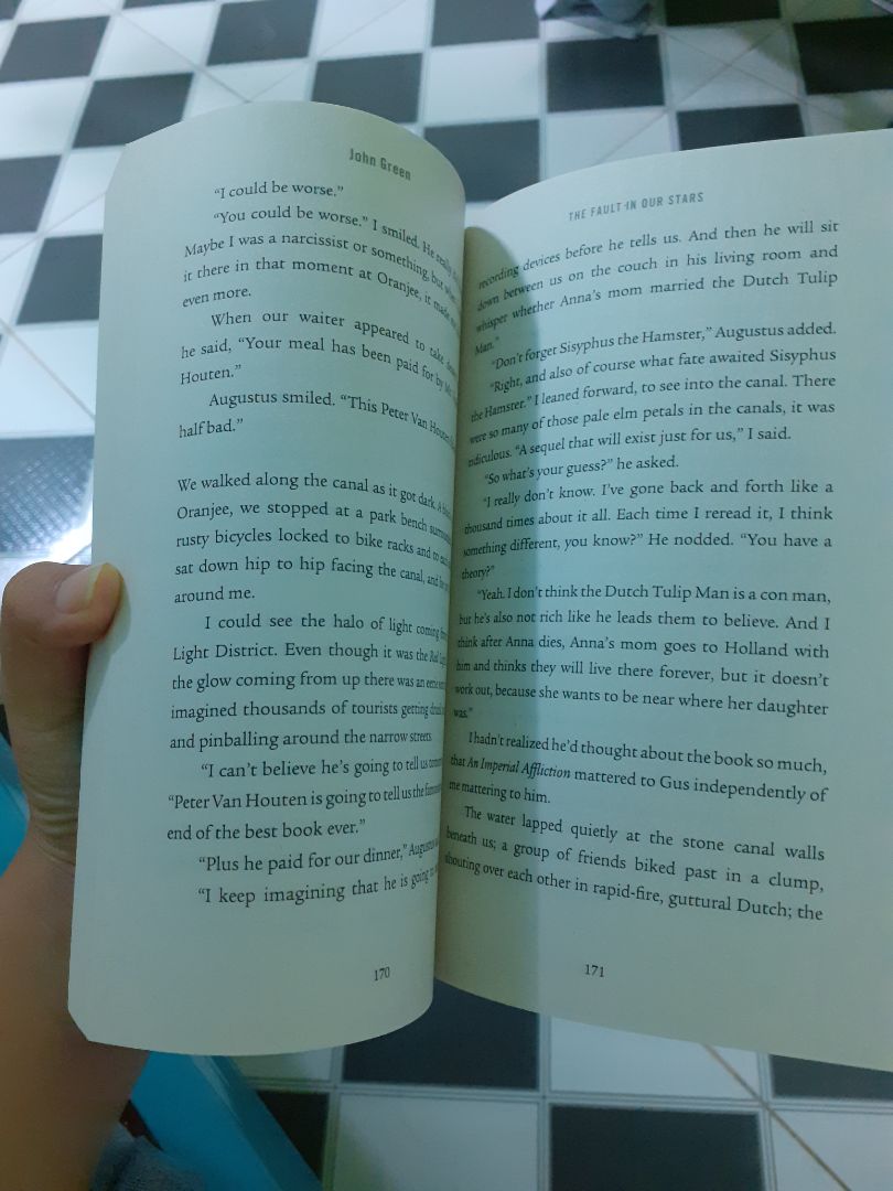 Khuya thứ 7 đặt hàng chiều thứ 2 có hàng, quá là nai xừ luôn. Sách không hề bị cứng, chất giấy rất ổn nói chung là hàng đẹp, shiper thân thiện nữa. hihi