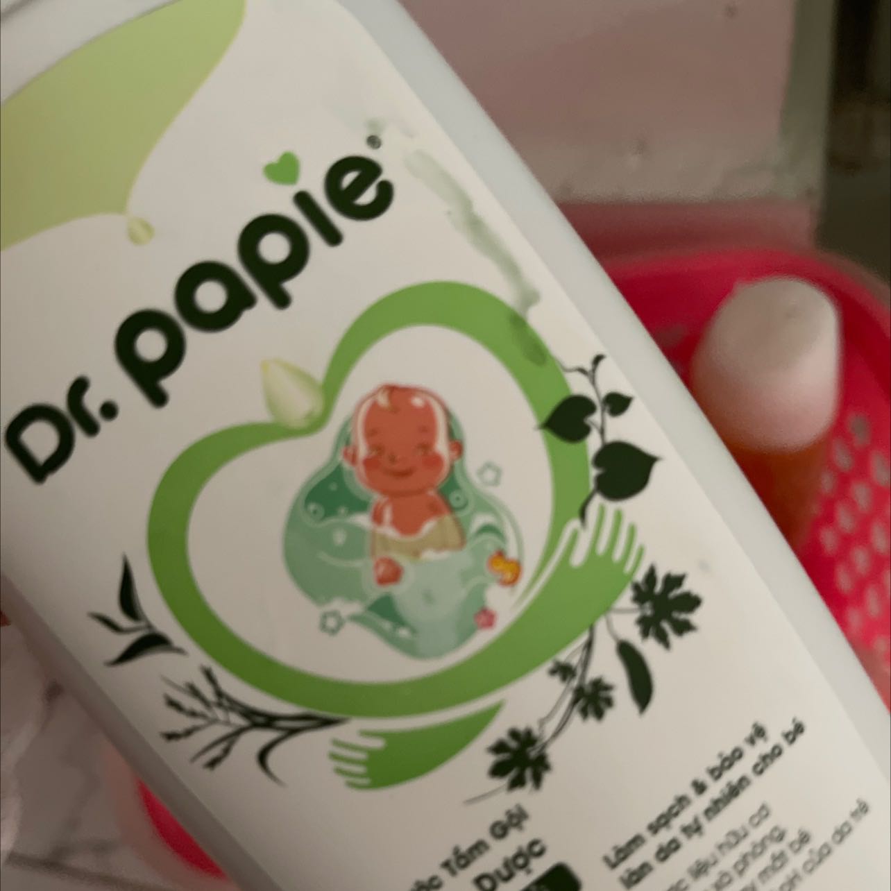 Vấn đề rất lớn luôn. Ban đầu mình tắm nước rất thơm mùi dễ chịu . Khoảng gần nửa chai mình thấy có mùi như mùi nhựa. Mình nhờ mọi người ngửi xem có bị nhầm lẫn k thì mọi người vẫn nghe mùi nhựa. Sợ quá k hiểu sp chai của mình bị lỗi sx hay như thế nào. Bỏ luôn k dám dùng