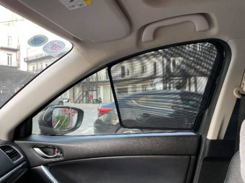 Giao nhầm hàng. Tôi mua rèm che nắng cho xe CX5 thế hệ 1 KE từ năm 2*** thì giao nhầm cho tôi rèm của xe thế hệ 2 KF từ năm 2***. Đổi đi đổi lại mất thời gian, phiền hà. Nhìn rèm trước nó hở toang hoác chán luôn.