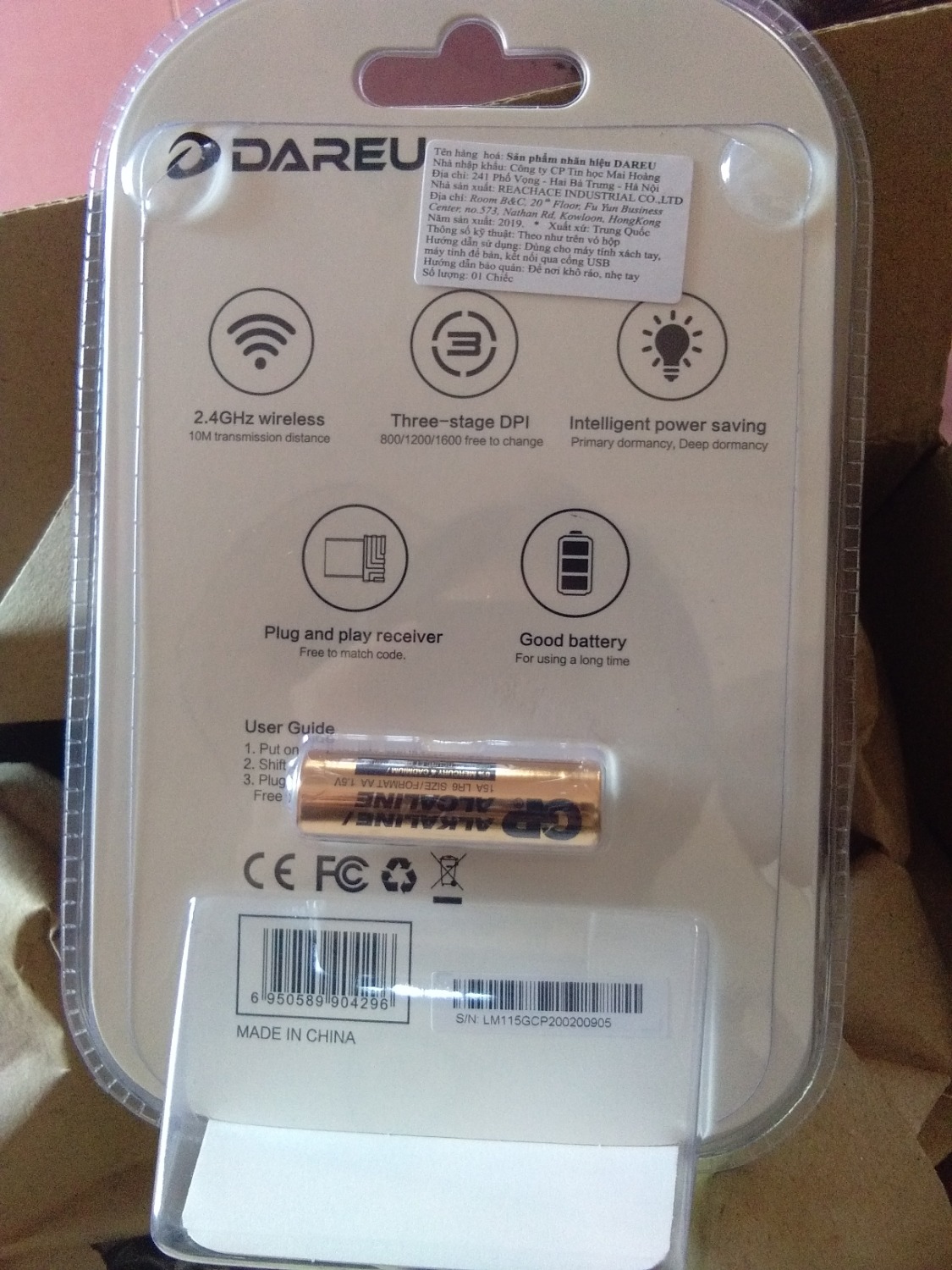 Hài lòng ở đây trước hết là Tiki giao hàng nhanh, đóng gói cẩn thận, dán tem hàng dễ vỡ ngoài hộp, bên trong chuột được bọc  lớp giấy cứng. Bao bì sản phẩm đẹp, mới, không có dấu hiệu bị bóc tách. Sản phẩm có được tặng kèm pin, mẫu mã đẹp, giống hình. Mặt trước và sau chuột đều mới, không bị trầy xước. Lăn chuột hơi cứng tay, nút ấn có tạo tiếng, hai nút bên thân sử dụng tốt, tiện để ấn quay lại, tiến lên phần trước. Nút ấn nhạy, di chuyển nhanh và mượt ngay cả khi không dùng lót chuột. Trong quá trình sử dụng luôn có đèn đỏ sáng, thanh on-off hơi khó sử dụng.
Nói chung ấn tượng lần đầu tốt đẹp, còn về độ bền phải sử dụng lâu hơn mới đánh giá chính xác được.