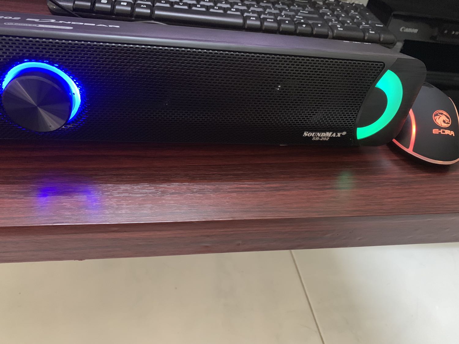 Loa rất đẹp, đèn led đổi 7 màu, tắt mở led được. 
Bảo hành chính hãng 1 năm, mở khoảng 80% nghe good. 
Phòng 30m2 nghe vẫn tốt... ? Loa rất đẹp, đèn led đổi 7 màu, tắt mở led được. 
Bảo hành chính hãng 1 năm, mở khoảng 80% nghe good. 
Phòng 30m2 nghe vẫn tốt... ?