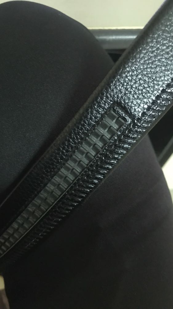 Đầu khoá đẹp và chắc chắn, dây da mềm, dài đeo không bị cứng. Dây da được may bo tròn, đường chỉ tỉ mỉ và chắc chắn.