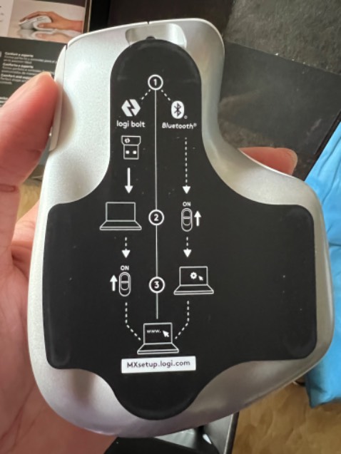 Cảm giác cầm chắc chắn. Độ nặng chuột vừa phải. Phím cuộn dùng rất thích. Có nhiều nút bấm khác có thể tinh chỉnh rất tiện lợi. Giao hàng rất nhanh. Đóng gói cẩn thận