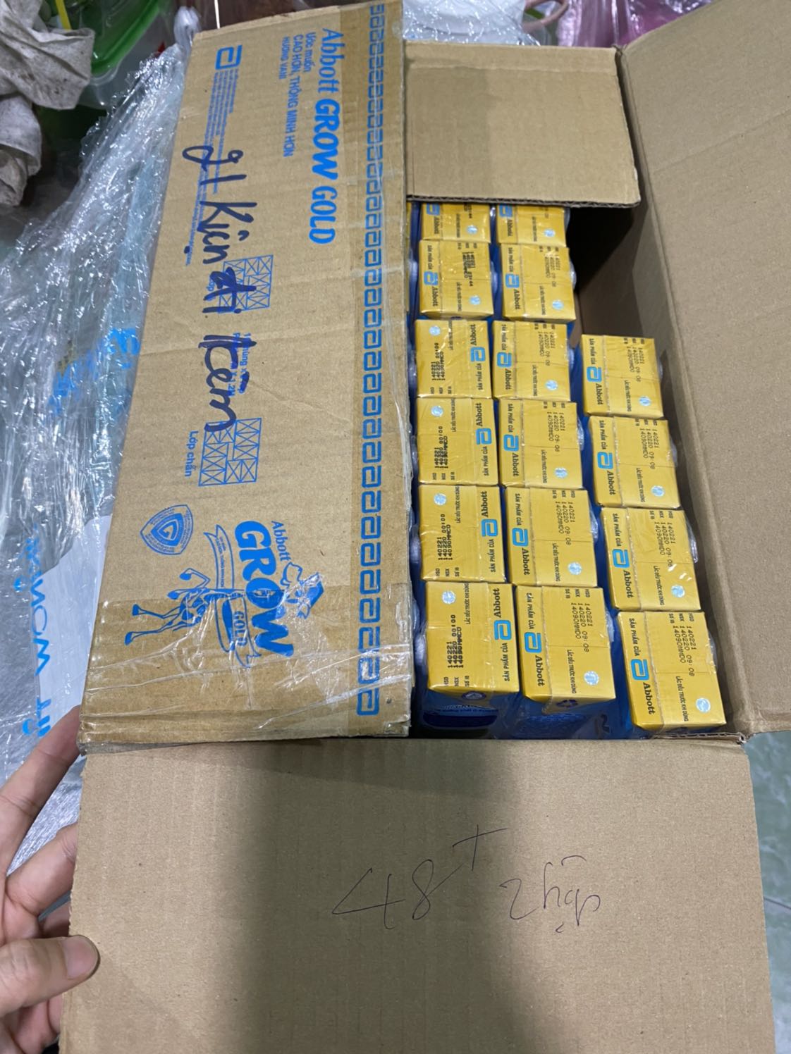 Nhận hàng mở thùng ra có 11 lốc. HSD đóng ngoài thùng thì mờ mịt nhập nhoè. 
Thấy có ghi chú bên ngoài nhưng thực tế ko có giao. Mình là khách hàng lâu năm của Tiki, mua cái gì cũng lên Tiki hết mà liên tục hai trường hợp làm mình thấy thất vọng ghê gớm rồi.