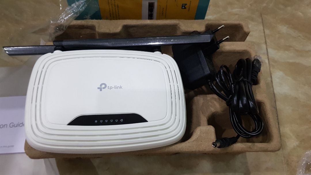 Giao hành đúng hẹn. Sản phẩm đầy đủ cơ bản. Mình mới cài đặt theo hướng dẫn, vào mạng ổn định. Tuy nhiên nhìn sản phẩm không được mới, có thể do các bạn bỏ ra dán tem. Tóm lại mình khá hài lòng!