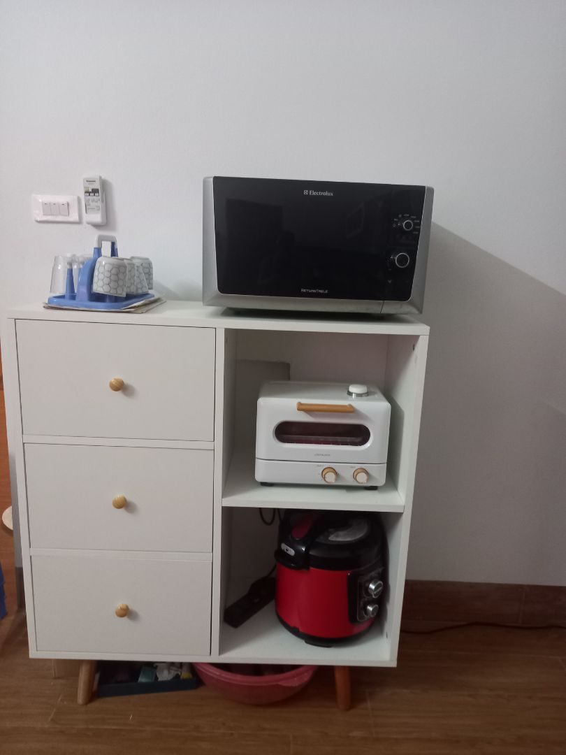 Hàng giống như mô tả. Đóng gói cẩn thận. Lắp lên khá chắc chắn. Hơi tiếc là lò vi sóng nhà mình to hơn ô nên không vừa, mình chủ quan không đo lại.