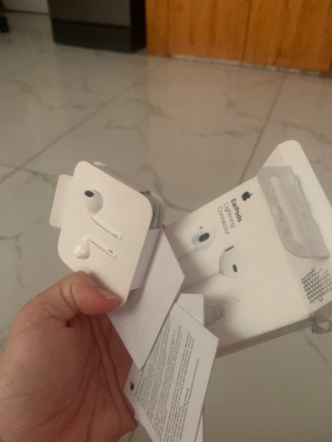 Hàng đặt tối hôm qua, hôm nay đã nhận đc. Tuy nhiên cá nhân mình thấy tai nghe này k có lọc âm thanh tốt như dòng airpod, thiết kế đầu tai nghe cũng bình thường và đeo vào tai cũng khá lỏng lẻo, dễ rớt.