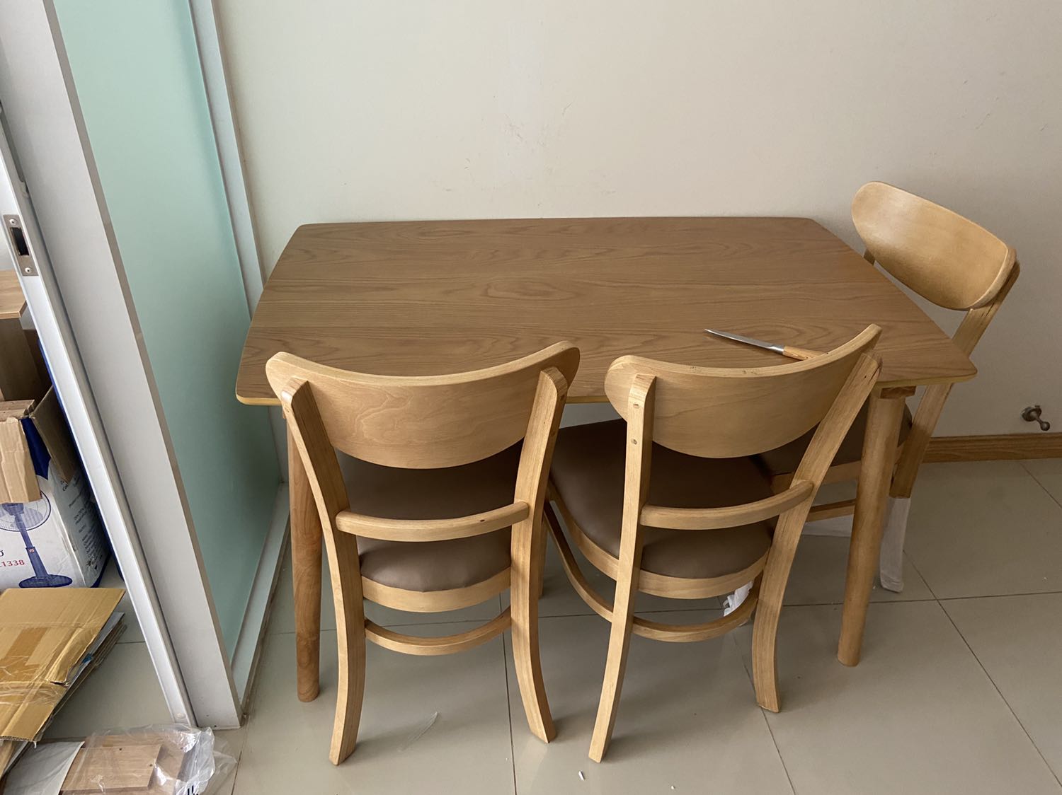 Shop giao hàng rất nhanh, sau 10p đặt đã liên hệ để giao hàng mà mình đang đi làm. Bàn dễ lắp đặt, chất lượng tốt