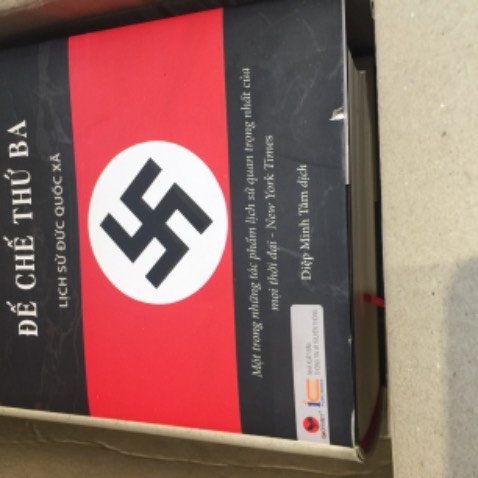 Cả cuốn sách to như vậy, dày 1500 trang, bìa cứng mà không bọc lót chèn hộp. Móp bìa, rách áo, bụi bặm..
Nhà bán Tiki Trading sẽ mất khách!