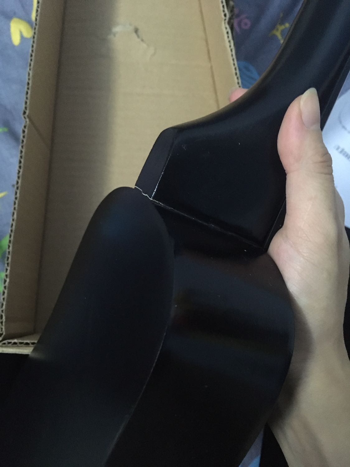 Đàn bị nứt ở thân đàn
Mua 3 cây xanh, hồng, đen nhưng cây đen bị nứt
Mong tiki hỗ trợ em đổi trả ạ