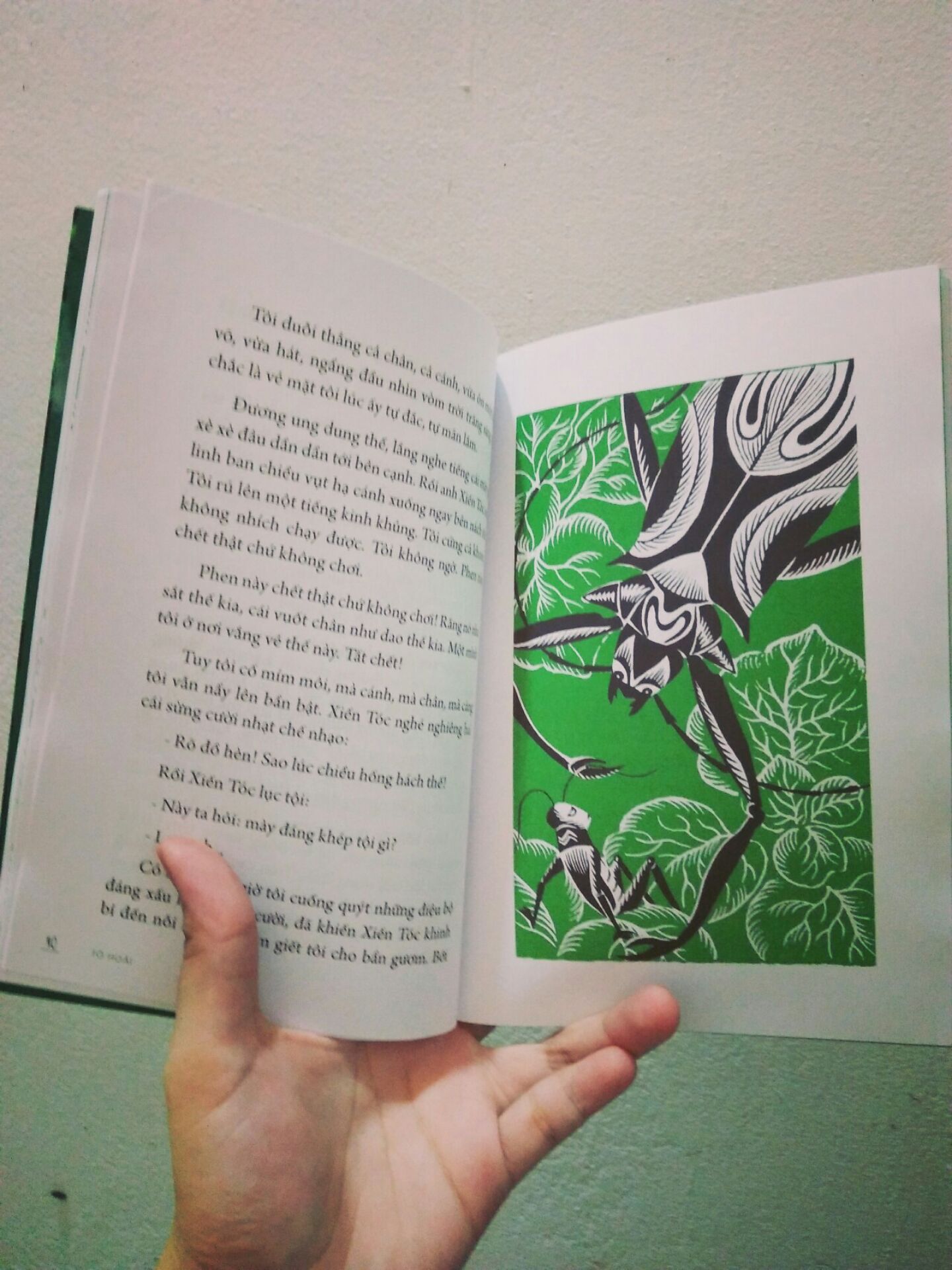 Cuốn sách Dế mèn phiêu lưu ký của nhà văn Tô Hoài là một tác phẩm văn học thiếu nhi kinh điển của Việt Nam. Được viết và xuất bản vào năm 1941, cuốn sách đã trở thành một trong những tác phẩm được yêu thích nhất của thế hệ trẻ Việt Nam. Dế mèn phiêu lưu ký kể về cuộc phiêu lưu của một chú dế mèn tên là Dế Mèn, khi anh ta rời khỏi quê hương để tìm kiếm sự nghiệp và những trải nghiệm mới. Trong cuốn sách, Dế Mèn gặp rất nhiều nhân vật khác và từng trải qua nhiều khó khăn và thử thách để đạt được mục tiêu của mình. Với ngôn ngữ đơn giản, dễ hiểu và hình ảnh sinh động, tác giả Tô Hoài đã tạo ra một câu chuyện thú vị và lôi cuốn. Cuốn sách cũng mang lại cho độc giả nhiều bài học về lòng can đảm, sự kiên trì và tình bạn. Ngoài ra, Dế mèn phiêu lưu ký cũng được đánh giá cao vì nó mang nhiều giá trị văn hóa và giáo dục. Cuốn sách giúp trẻ em hiểu rõ về cuộc sống và tình bạn, cũng như giúp trẻ phát triển khả năng ngôn ngữ và tư duy. Tóm lại, Dế mèn phiêu lưu ký là một cuốn sách tuyệt vời cho trẻ em và cả người lớn. Cuốn sách mang lại nhiều giá trị văn hóa và giáo dục, đồng thời cũng là một câu chuyện thú vị và lôi cuốn. Tôi khuyên bạn nên đọc cuốn sách này và tìm hiểu thêm về cuộc phiêu lưu đầy thú vị của Dế Mèn.